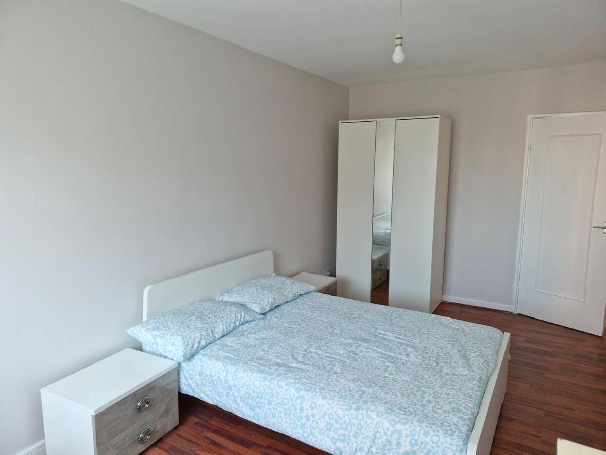 Apartment Flat In Of - E1 *